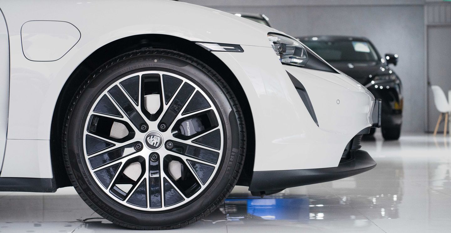 Short overhangs at the front and rear emphasise the sporty proportions of the four-door model