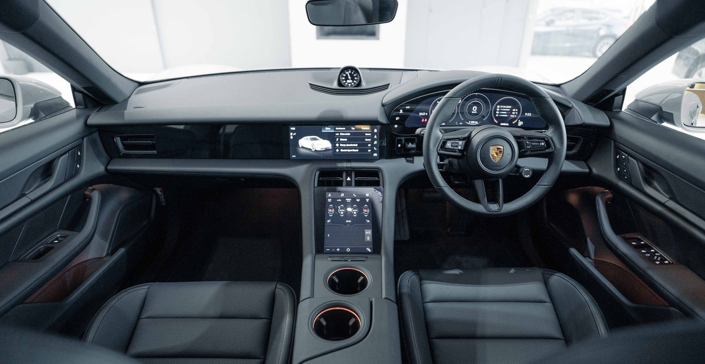 Inside, classic design features have been reinterpreted and brought into the digital age. The wing-shaped upper and lower sections of the dashboard stretch across the entire width of the car