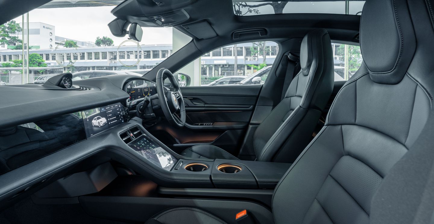 The ascending centre console underlines the unmistakable Porsche cockpit focused on the driver, with a low seating position
