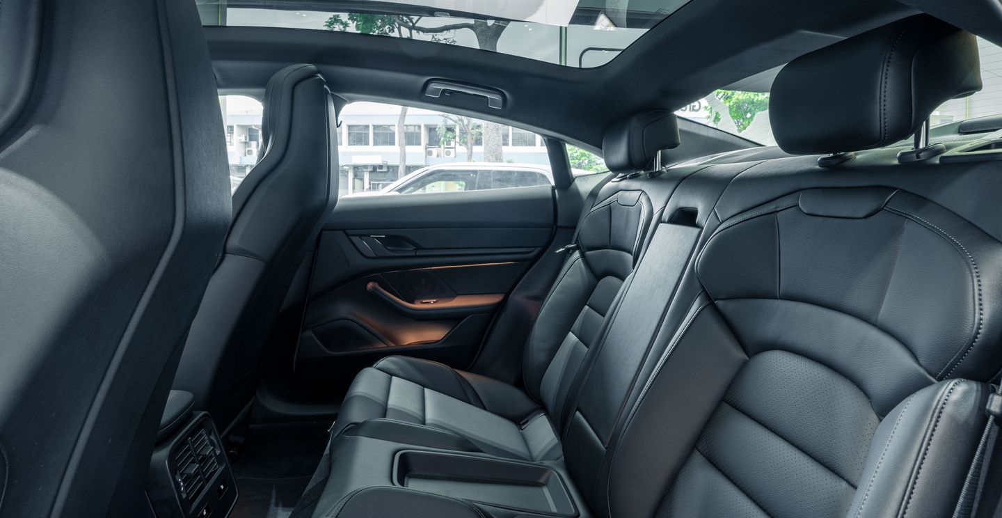 From the outside it is a mere formality to quickly identify a Porsche. And in the interior, you can also sense distinctive Porsche genes in the new Taycan