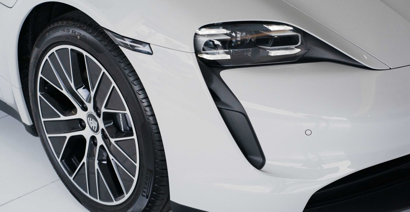 Lateral air intakes ahead of the front wheels – so-called air curtains – also improve the aerodynamics, by guiding incoming air over the wheels like a curtain, thereby reducing turbulence