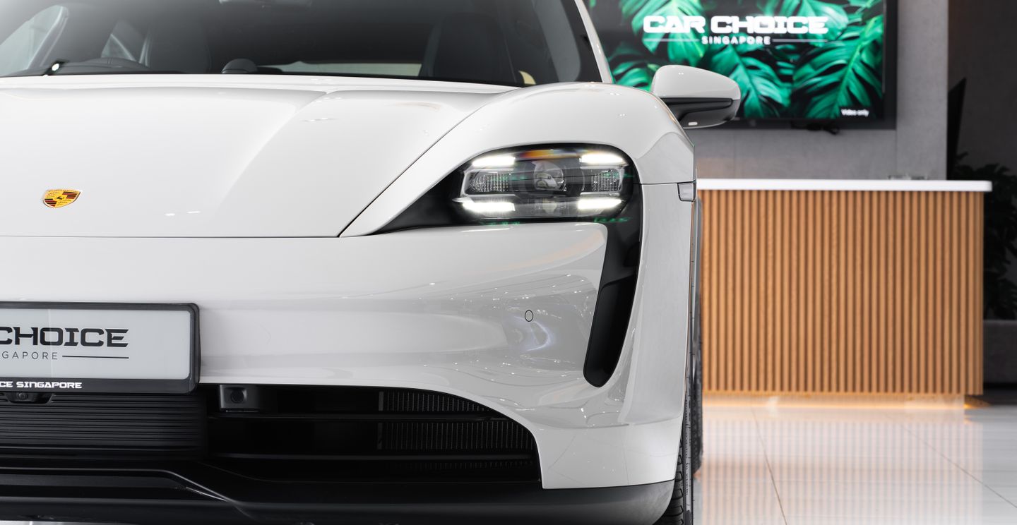 The floating design of the new headlights gives the Taycan a distinctive identity, while the four-point LED signature is an unmistakable expression of Porsche DNA