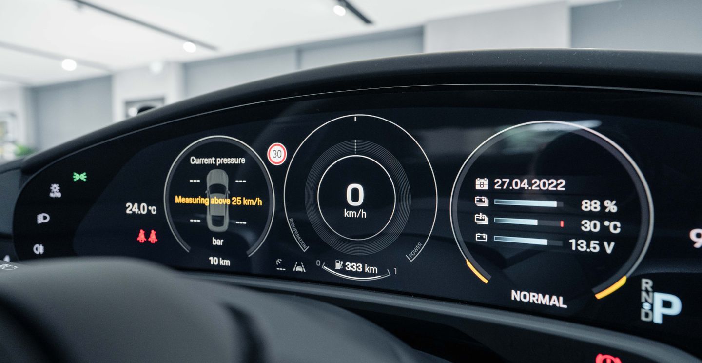 The innovative instrument cluster consists of a 16.8-inch curved display with the round form that is typical of Porsche