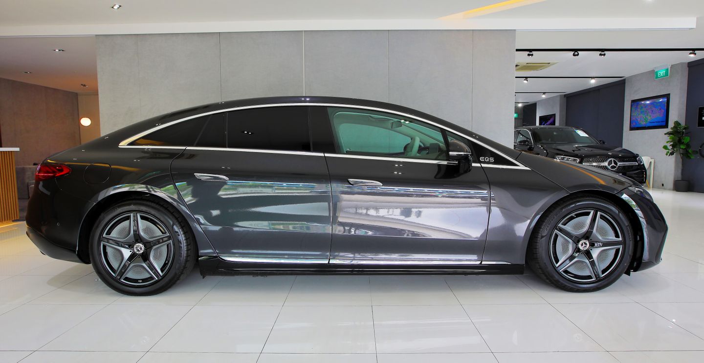 The aerodynamic silhouette with frameless, coupé-like doors and the high, arched beltline are independent design elements in the profile.