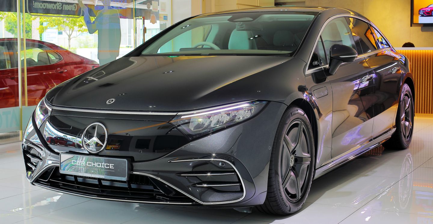 The front is combined into a 'Black Panel' unit. Innovative headlights connected by a light band and the deep black radiator grille form the distinctive face.