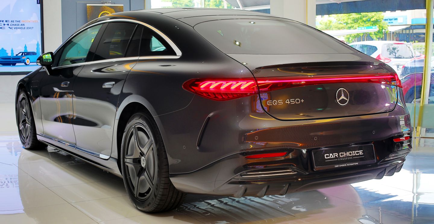 The round, coupé-like rear end is sensuously designed. In contrast to this is the rear spoiler with a sharp spoiler lip.