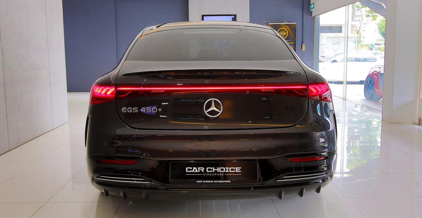 The highlight at the rear are the innovatively designed LED lamps: Their insides have the shape of a curved and illuminated 3D helix.