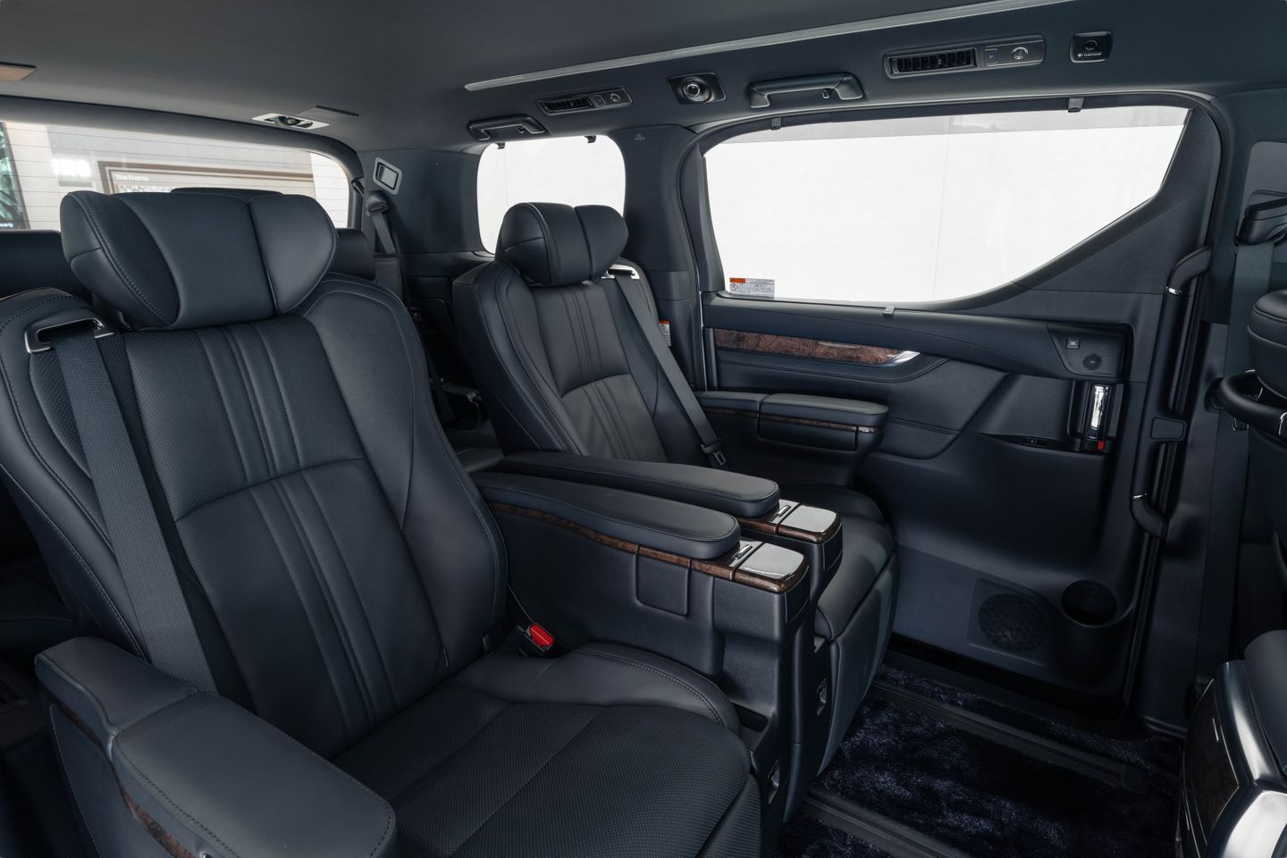 Alphard Executive Lounge Indonesia: Mewah dan Nyaman di Setiap Perjalanan