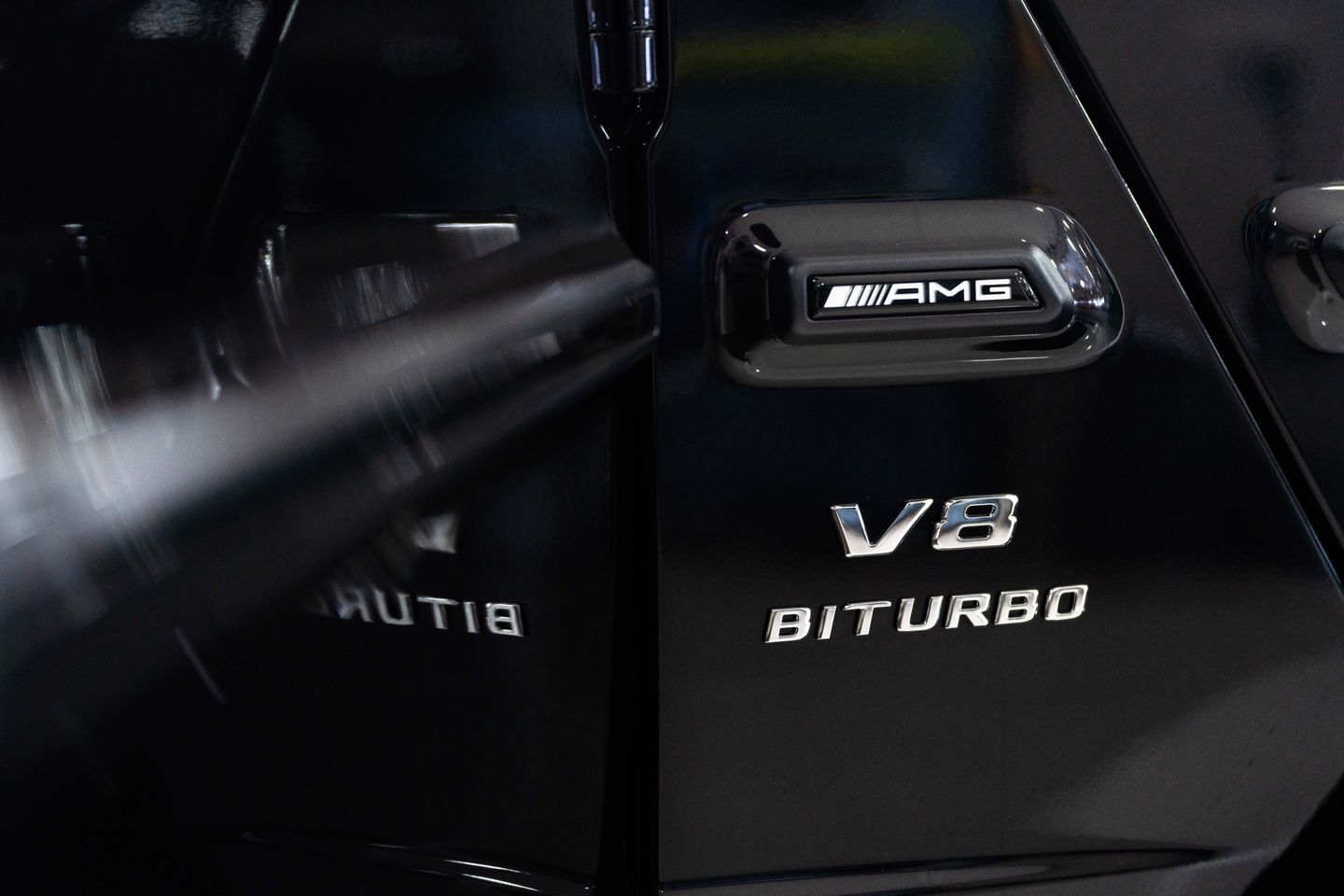 "V8 BITURBO" lettering