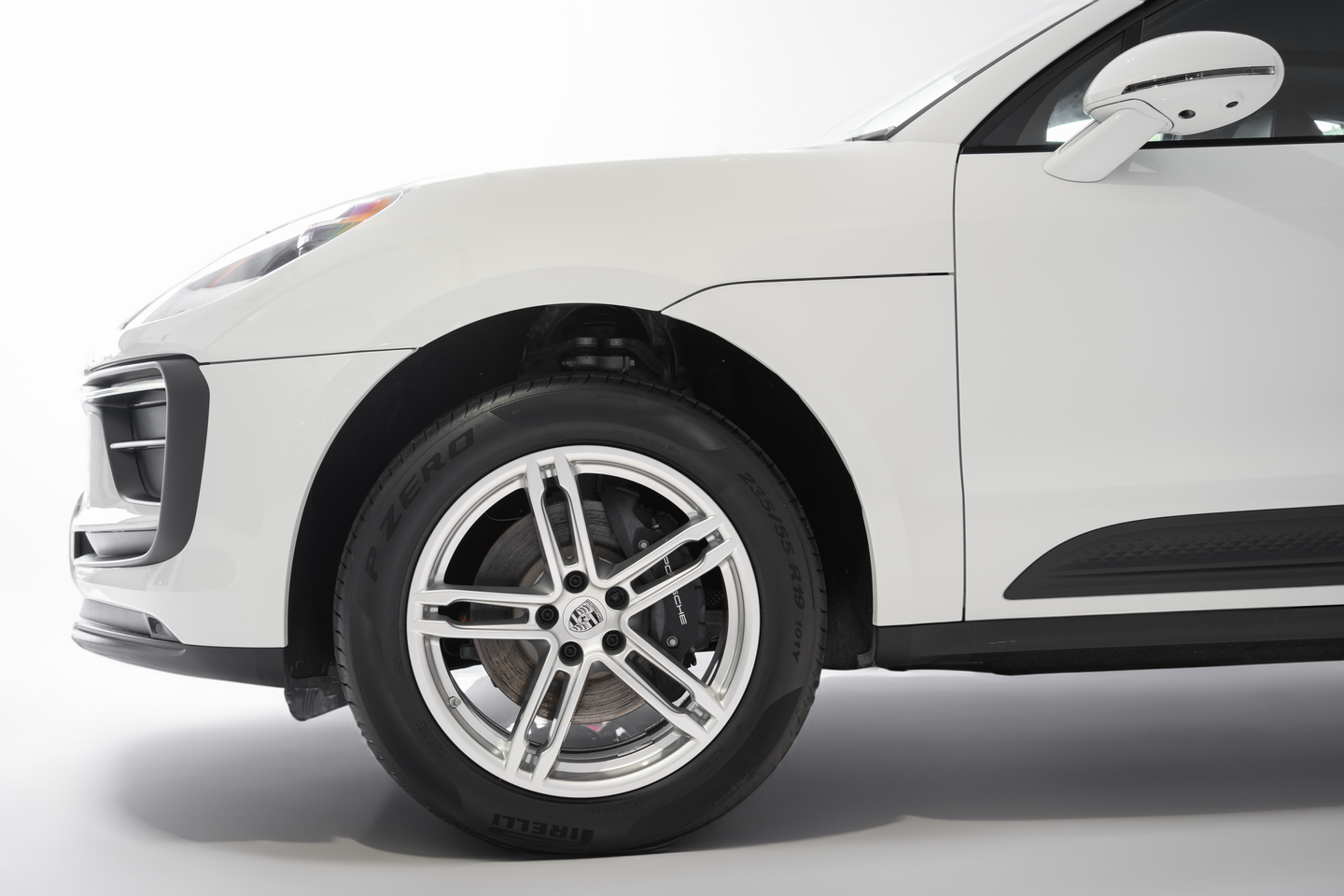 The super-sized brakes of the new Macan models are finely tuned for optimum performance, even during continuous use. 