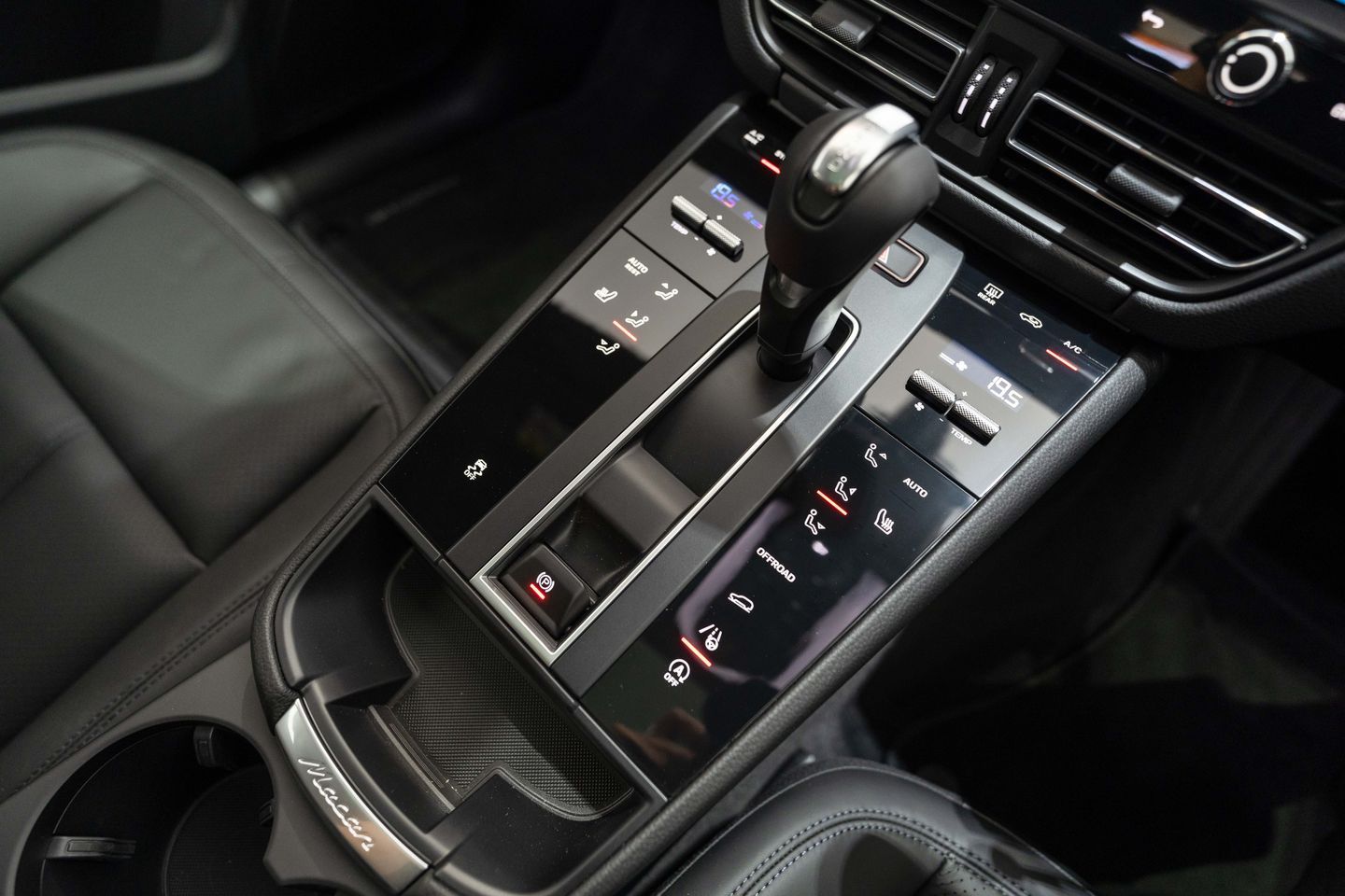 The 7-speed Porsche Doppelkupplung (PDK) provides instantaneous and optimum gear selection in automatic mode, with rewarding and precise manual shifting for when you want to take control.