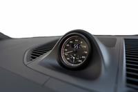 The high-quality analogue clock in the middle of the dashboard is a new feature. It draws attention to what sports cars have been fighting against since the very start: time.