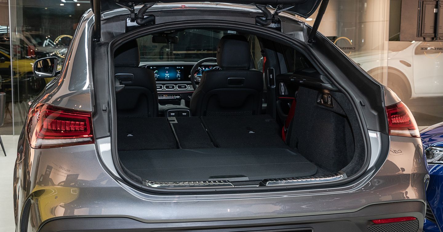 40/20/40-split folding 2nd-row seats