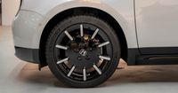 The Honda e Advance is equipped with 17-inch aluminium wheels with distinctive spokes