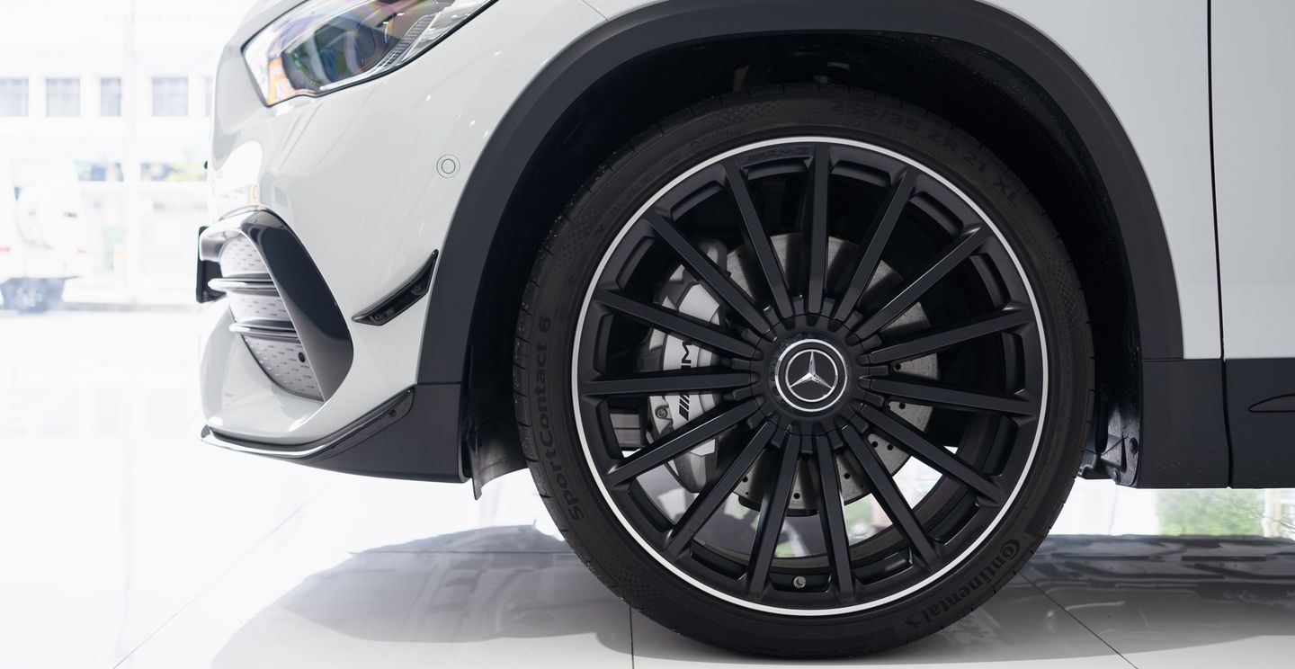 Dynamism, agility and performance – these three attributes characterise the standard all-wheel drive of the new AMG GLA 35 4MATIC. The variable AMG Performance 4MATIC combines the best possible traction with plenty of driving enjoyment.