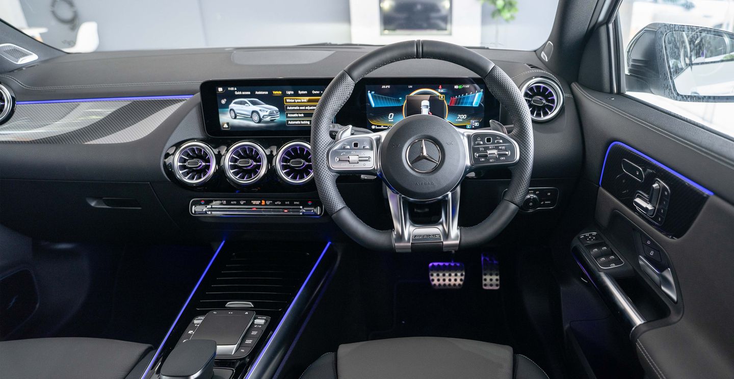 A cockpit worthy of the name. From signature AMG instruments and displays through sports seats to the multifunction sports steering wheel in nappa leather with flattened bottom section and aluminium shift paddles. So you can get to grips with both the vehicle and all the streets around town in fine style.