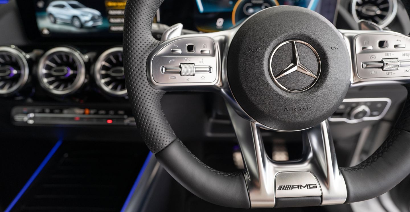 The multifunction sports steering wheel in nappa leather ensures first-class ergonomics and intuitive operation.