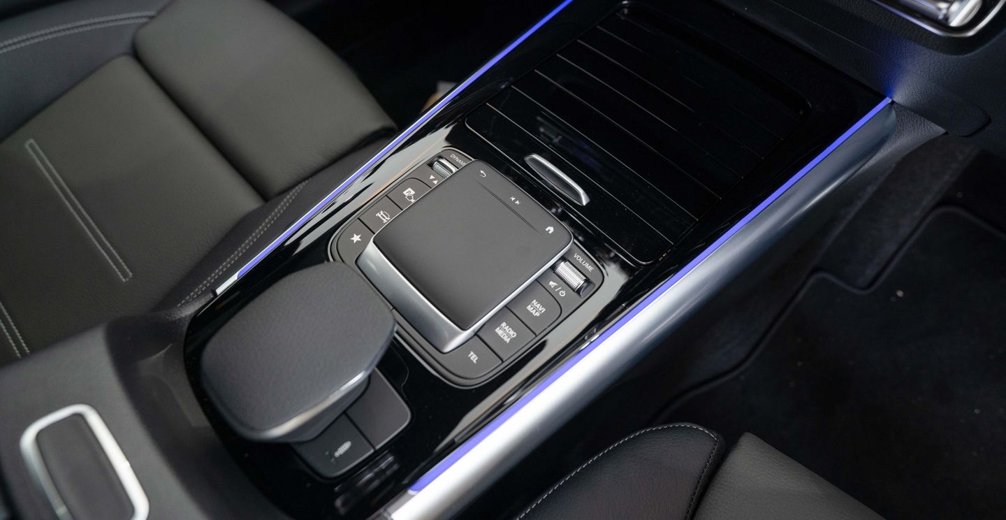 In the interior, the centre console with AMG-specific hand comforter and buttons for the dynamic handling functions already hints at the enormous technical potential, even when the vehicle is stationary.