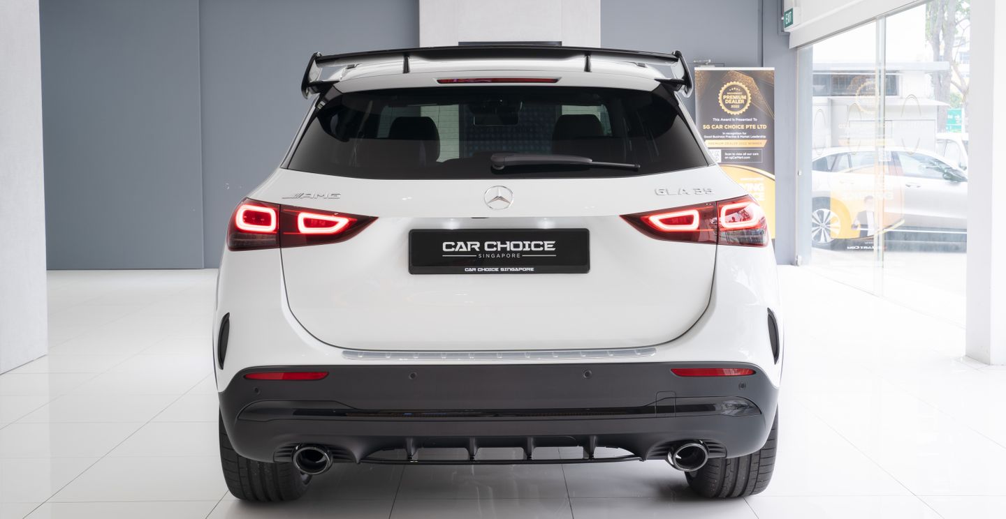 The AMG exhaust system confirms the sporty yet day-to-day character of the new model. Depending on the choice of driving mode, the sound signature ranges from emotive (Sport+) to discreet (Slippery, Comfort, Sport). The sound characteristics are controlled by an exhaust gas flap, depending on engine speed and load.