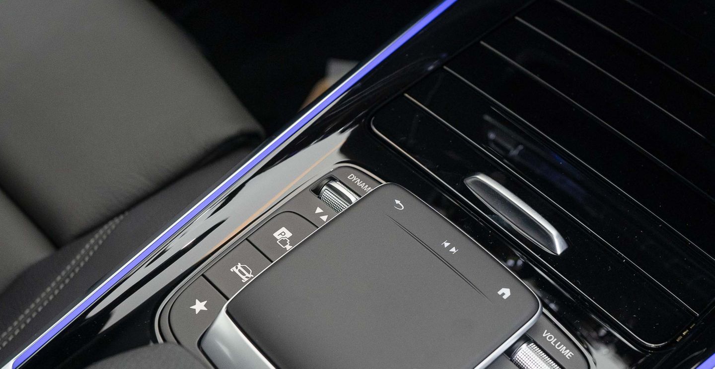 The five AMG DYNAMIC SELECT drive programs "Slippery", "Comfort", "Sport", "Sport +" and "Individual" enable a wide range of vehicle characteristics from comfortable to dynamic. They change relevant parameters, such as the response of the engine and transmission.