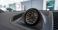 The high-quality analogue clock in the middle of the dashboard is a new feature. It draws attention to what sports cars have been fighting against since the very start: time.