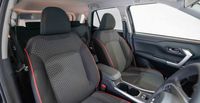 On the front seats, the angles of the side-support sections have been raised, while the back rest and side pads have been designed with differing levels of firmness.