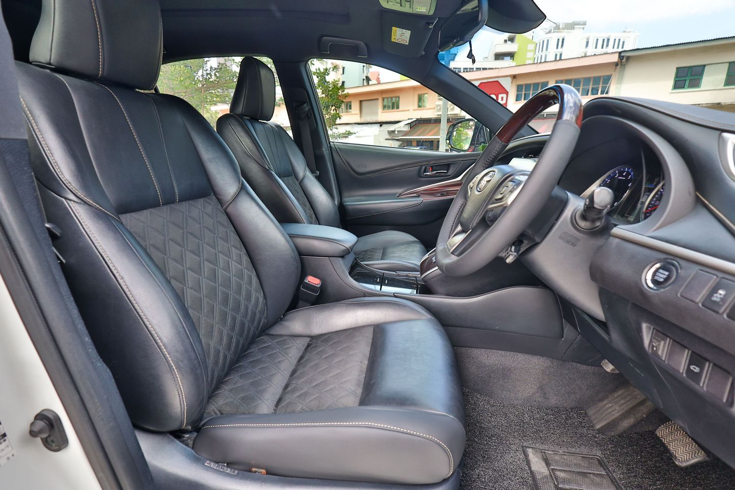 toyota-harrier-20a-premium-panoramic-roof-coe-till-012035-car-choice-singapore