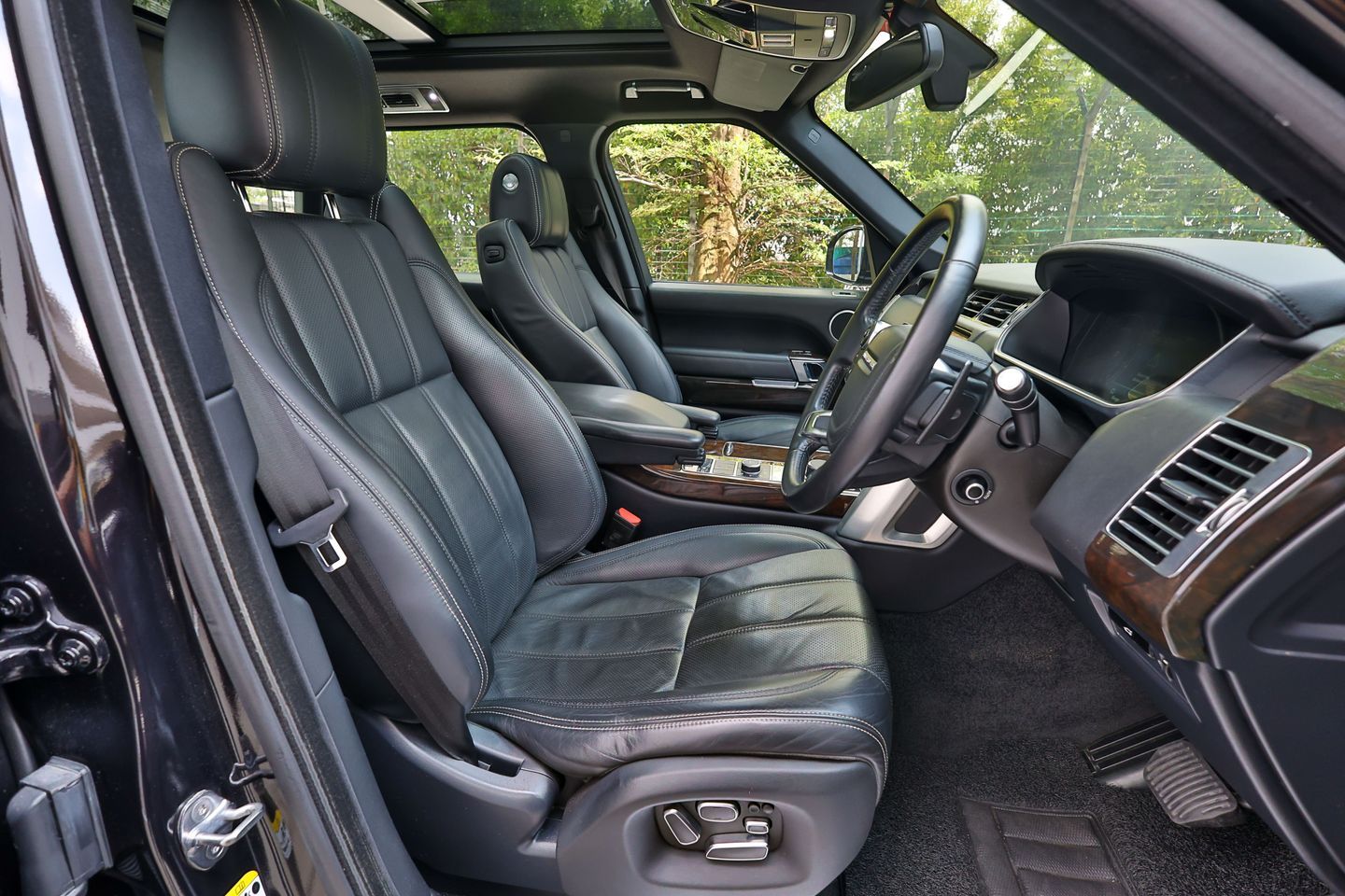 land-rover-range-rover-50a-vogue-supercharged-coe-till-062032-car-choice-singapore