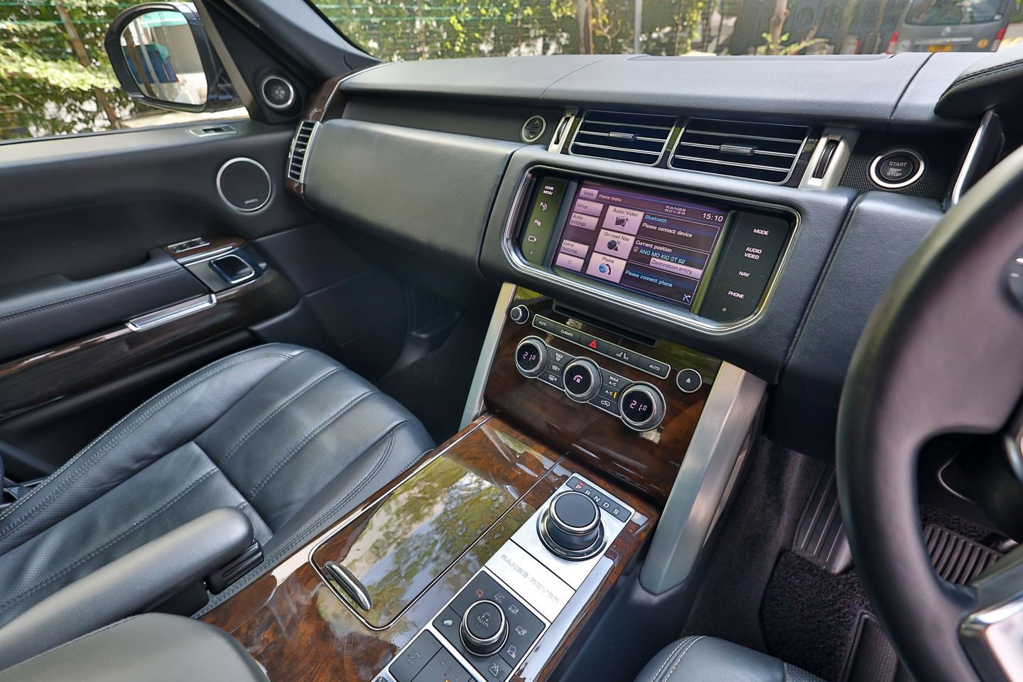 land-rover-range-rover-50a-vogue-supercharged-coe-till-062032-car-choice-singapore