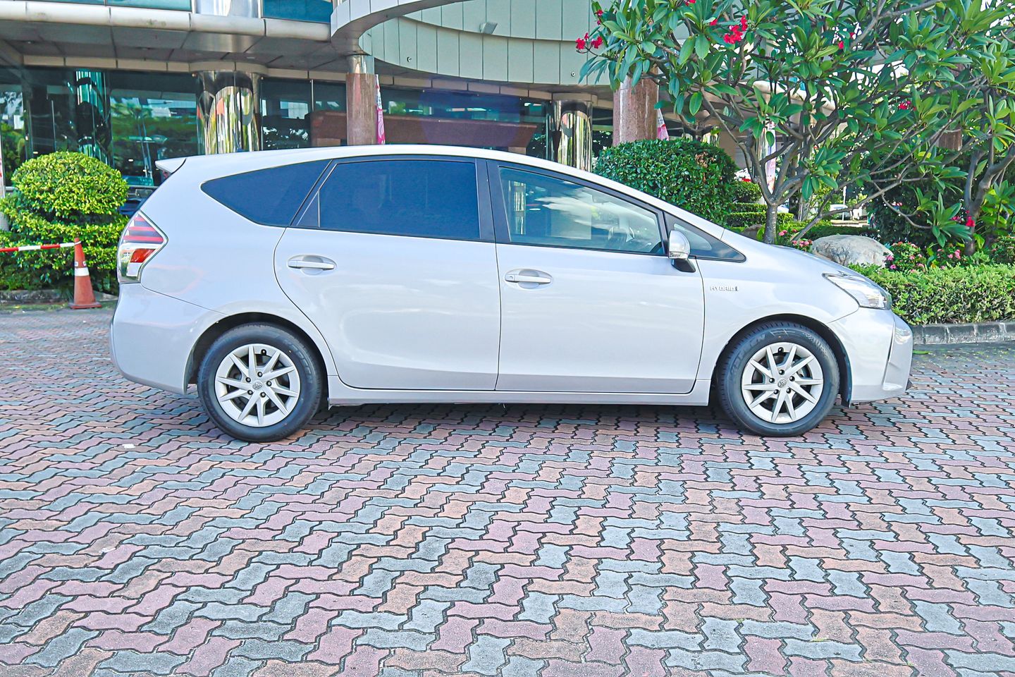 toyota-prius-alpha-hybrid-18a-s-car-choice-singapore